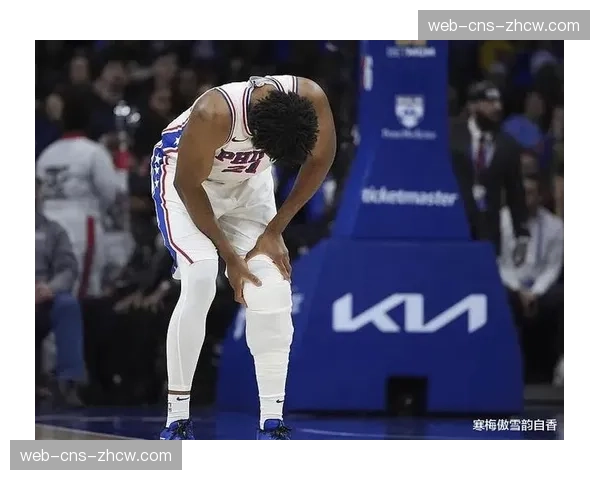 特写:恩比德封盖后手指受伤倒地,费城主场瞬间寂静 特写:恩比德封盖后手指受伤倒地,费城主场瞬间寂静