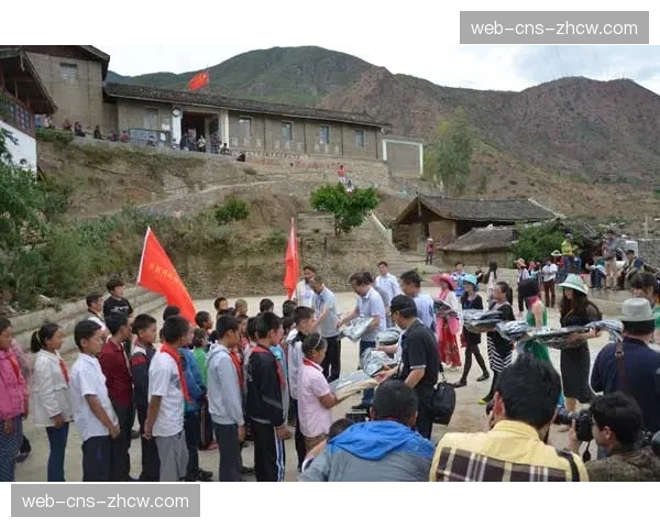 中超“超越·爱”公益活动走进云南山区小学，捐赠足球装备。